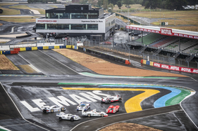 Sechs Porsche-Le-Mans-Gesamtsieger in der Schikane von Le Mans