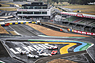 Sechs Porsche-Le-Mans-Gesamtsieger in der Schikane von Le Mans (© Rémi Dargegen - Courtesy Porsche AG, 2020) Sechs Porsche-Le-Mans-Gesamtsieger in der Schikane von Le Mans (© Rémi Dargegen - Courtesy Porsche AG, 2020)