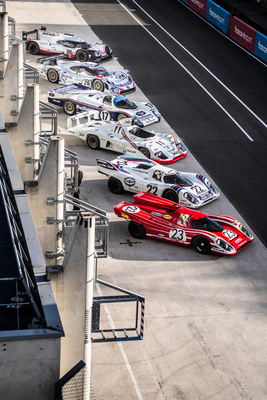 Sechs Porsche mit Le-Mans-Gesamtsieg in der Boxengasse von Le Mans