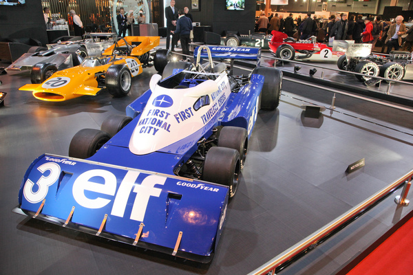 Bild Sechs Räder in zwei Ausprägungen by Tyrrell und March (im Hintergrund rechts) - Sonderschau F1-Innovationen - Rétromobile Paris 2017