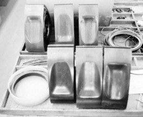 Sechs Wankel-Rotoren nebeneinander zeigen die erprobten Varianten der Taschen in ihren Stirnflächen – auf der Suche nach der effizientesten Form