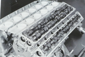 Sechs obenliegende Nockenwellen beim BMW F1 1990 - V12 3,5 Liter, 5 Ventile pro Zylinder