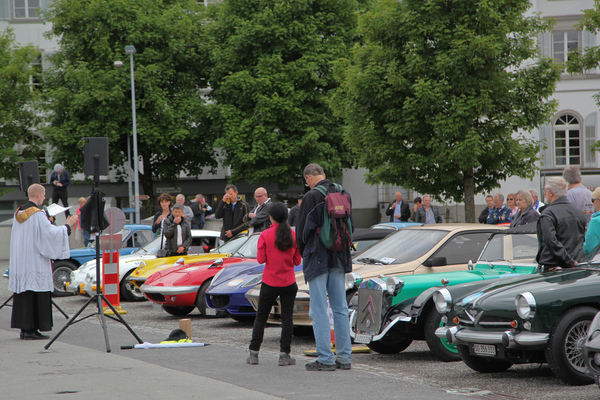 Segnung der Autos durch Pater Daniel - Fantastic Plastic 2016