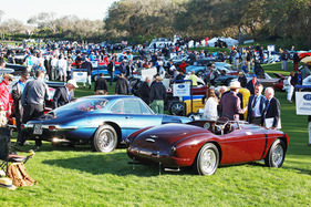 Bild Sehr gegensätzliche Konkurrenten der Klasse „Ferrari Production“ - 400 Superamerica von 1961 und 212 Export Barchetta vor dem bunt überlaufenen Grün von Amelia Island.