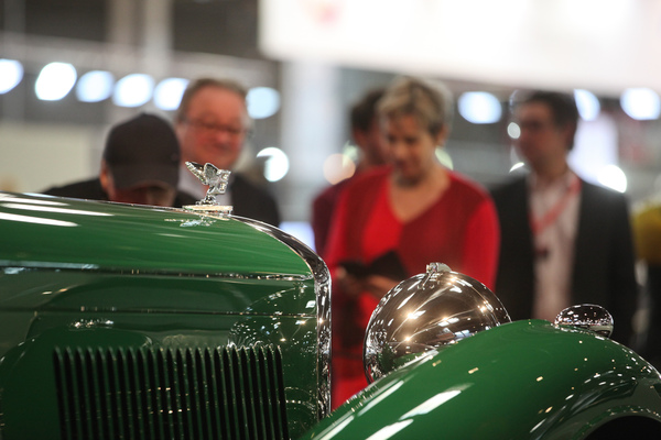 Sehr interessiertes Publikum - Rétromobile Paris 2020