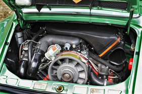 Sein Sechszylinder leistet heute fast schon bescheidene 260 PS. Wenn der Ladedruck einsetzt, fühlt er sich allerdings fast doppelt so stark an. Kein Wunder, dass dieses Modell einst als "Witwenmacher" berüchtigt war.