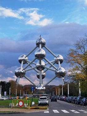 Seit 1958 das Wahrzeichen der Stadt: das Atomium – Interclassics Classic Car Show Brüssel 2023 Seit 1958 das Wahrzeichen der Stadt: das Atomium – Interclassics Classic Car Show Brüssel 2023