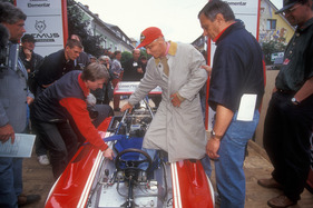 Seit seinem Feuerunfall am Nürburgring besteigt Niki Lauda die Rennwagen nur noch in passender Kleidung