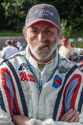 Seit seinem Feuerunfall beim Test in Le Mans 1969 trägt der Franzose einen Vollbart. In seinem Gesicht zeigen sich weitere Spuren des Alterns.