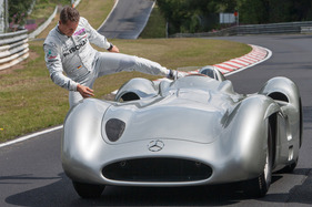 Selbst "Schumi" liess sich die Fahrt nicht nehmen ...