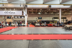 Selbst die Autos schauen erwartungsvoll auf die leere Fläche – Techno Classica 2024