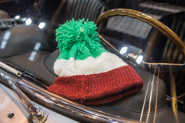 Selbst die Mütze in den Nationalfarben gehörte zur Mille-Miglia Ausrüstung.