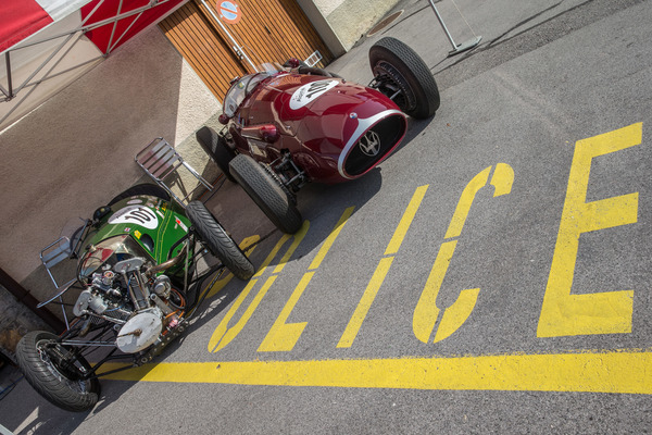 Selbst die Polizei musste dazu ihre ältesten Dienstfahrzeuge aus dem Keller holen.