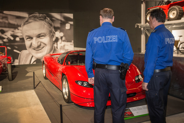 Selbst die anwesende Polizei findet für einmal überhaupt keinen Grund, den reinrassig für die Strasse verkleideten Formel-1 von Monteverdi zu büssen.