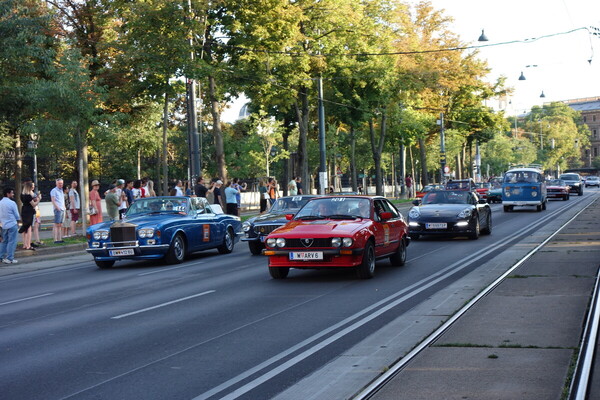 Selbst ein Rolls-Royce Corniche (1974) und ein Alfa Romeo GTV 6 (1983) fehlten nicht - Vienna Classic Days 2024