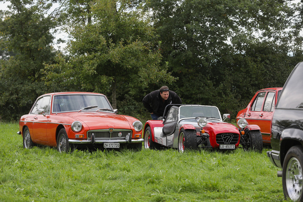Selbst im Vergleich zum eigentlich kompakten MGB GT wirkt der Caterham Super Seven klein - FNA Jahrestreffen 2025