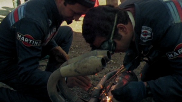 Selbst neue Schweissnähte wurden neben der Strecke und unterwegs versehen – Standbild aus dem Film "Die Evolution des Driftwinkels Vol. 2" von Helmut Deimel