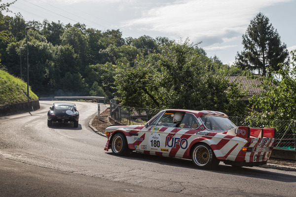 Selbst von Däniken schien mit seinem UFO angereist zu sein und hetzte den E-Type vor sich den Berg hoch.