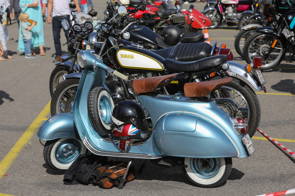 Selbstbewusst: mit der hellblauen Vespa aufs Biker-Treffen – Albisgütli Classic Cars & Bikes Oktober 2023