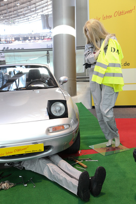 Selbstverständnis des Oldtimer-Clubs wird hier eindrücklich an einem Mazda MX-5 dargestellt - Retro Classics Stuttgart 2017