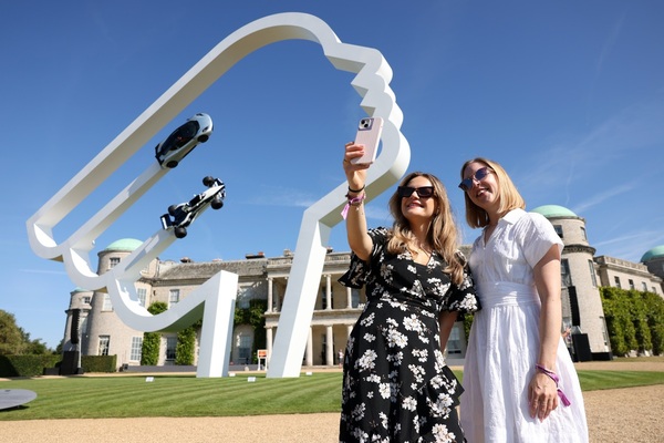 Selfie vor dem Central Display - Goodwood Festival of Speed 2025
