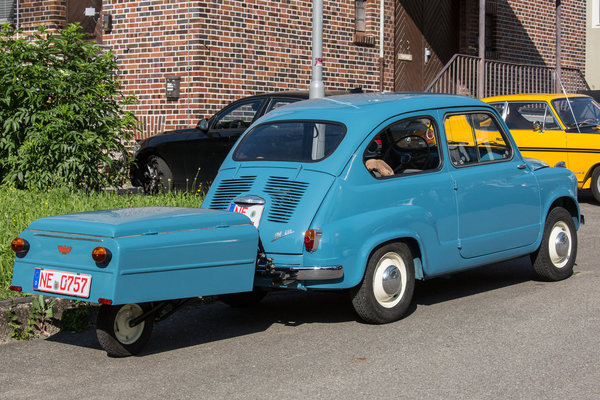 Bild Seltene Kombination mit Einradanhänger - Treffen der Fiat-600-Freunde 2023