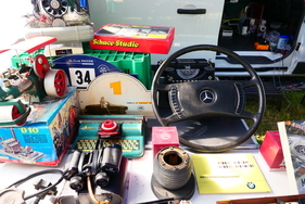 Seltenes Klaviertastenlenkrad für Cabrio und Coupé der Baureihe R 107, nur im ersten Jahr verbaut. – Bockhorner Oldtimermarkt 2025