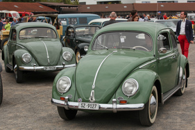 Seltenes Treffen - zwei Bretzel-Käfer mit ähnlicher Lackierung treffen zusammen - OSMT Zug September 2015