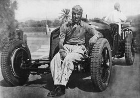 Bild Senior Tazio Nuvolari posiert vor seinem Alfa Romeo P3 beim Grand Prix de Pau 1935
