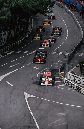 Senna 1990 beim Anbremsen der St. Dévote Schikane am Ende der Start Ziel-Geraden (Pos 01)