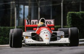 Senna 1990 beschleunigt aus der Casino-Kurve auf das Bergab-Stück in Richtung Mirabeau (Pos 06)