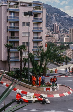 Senna 1990 bremst in die Loews-Kurve (heute Fairmont) (Pos 09)