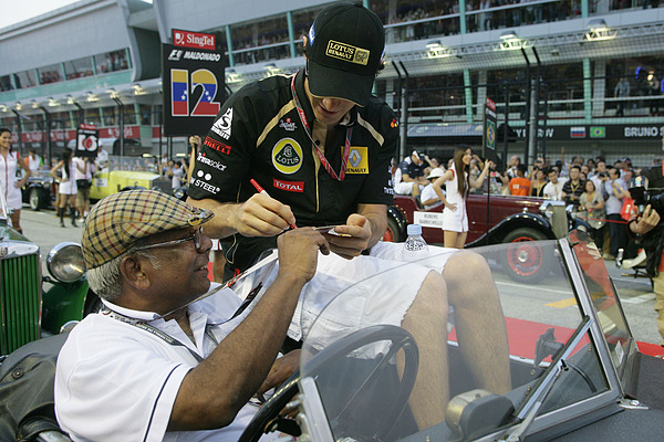 Senna gibt noch ein Autogramm, ...