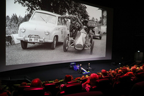 Sepp Reinhard mit seinem Goggomobil und einem Cooper-Rennwagen – "Trophäen der Zeit – Die Fotografendynastie Reinhard" im Verkehrshaus der Schweiz in Luzern Sepp Reinhard mit seinem Goggomobil und einem Cooper-Rennwagen – "Trophäen der Zeit – Die Fotografendynastie Reinhard" im Verkehrshaus der Schweiz in Luzern