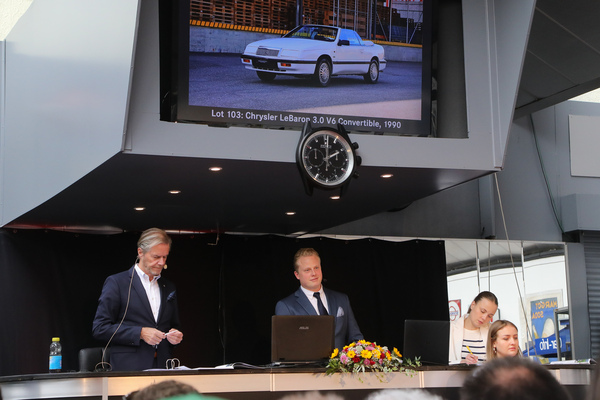 Serge Stotzer (Mitte) und Beat Walti (links) - Versteigerung der Oldtimer Galerie Toffen am 14. Oktober 2023