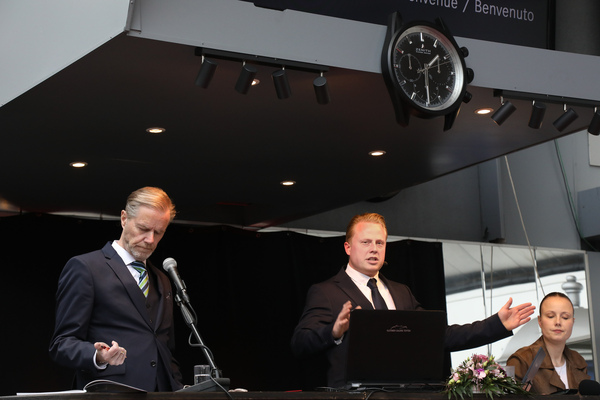 Serge Stotzer (Mitte) und Beat Walti (links) steuern die Versteigerung - Versteigerung der Oldtimer Galerie Toffen am 22. März 2025