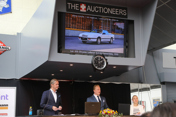Serge Stotzer als Leiter der Auktion, Beat Walti übersetzt auf englisch - Versteigerung der Oldtimer Galerie Toffen am 14. Oktober 2023