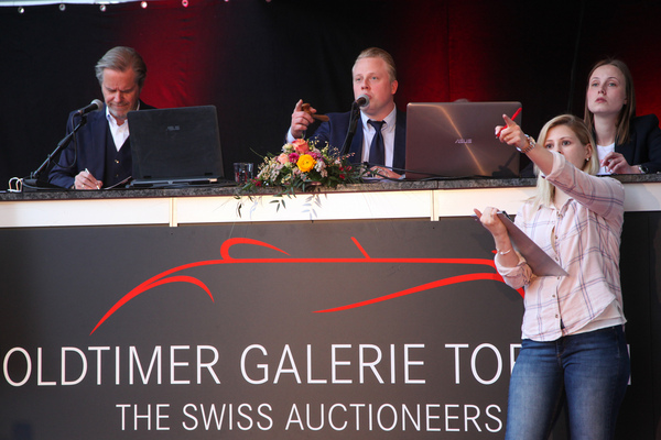 Serge Stotzer amtete für die ersten Lots als Auktionator - Versteigerung der Oldtimer Galerie in Toffen am 26. März 2022