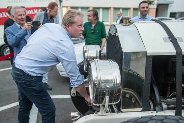 Image: Serge Stotzer tries to start the American La France with a hand crank