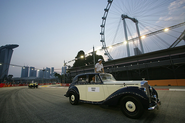 ... Sergio Pérez im Bentley, ...
