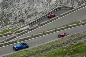 Serpentinen à la Carte: Bugatti 57 von 1934 (links) mit Karosserie von Corsica Coachworks aus Cricklewood (England), Aston Martin International von 1930 (rechts), Alfa Romeo 6C 1750 GS Spider Brianza von 1932 (oben).