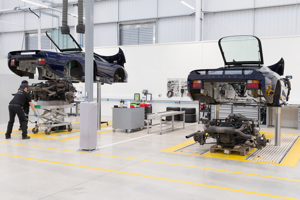Bild: Service-Arbeiten am Jaguar XJ220 im neuen Classic-Gebäude von Jaguar