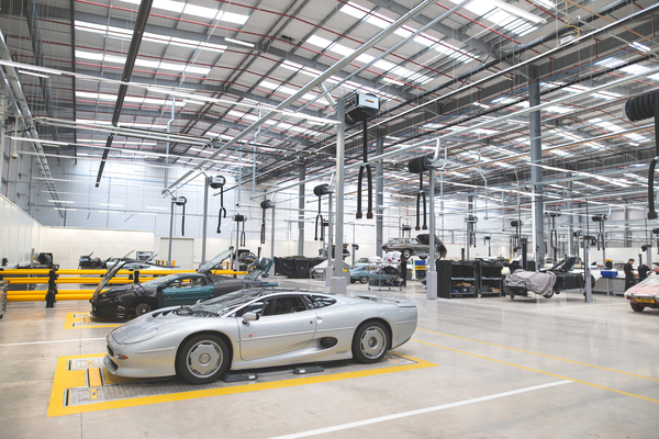 Bild: Service-Arbeiten am Jaguar XJ220 im neuen Classic-Gebäude von Jaguar