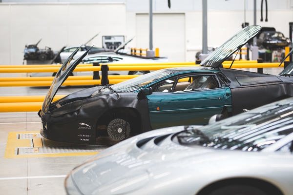 Bild: Service-Arbeiten am Jaguar XJ220 im neuen Classic-Gebäude von Jaguar