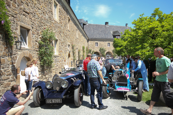 Service-Eingriffe während der Mittagsrast - Impressionen von der Rallye Historique anlässlich der Schloss Bensberg Classics 2015