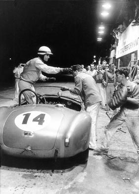 Shelby Cobra (1963) - Phil Hill beim nächtlichen Boxenstopp. Der Fotograf im Hintergrund ist Dave Friedman, offizieller Shelby Team Fotograf! (12 Stunden von Sebring 1963)