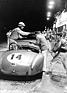 Shelby Cobra (1963) - Phil Hill beim nächtlichen Boxenstopp. Der Fotograf im Hintergrund ist Dave Friedman, offizieller Shelby Team Fotograf! (12 Stunden von Sebring 1963)