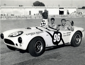 Shelby Cobra 289 (1963) - Allen Grant sitzt zusammen mit George Lucas (u.a. Star Wars) in der frisch bemalten Cobra