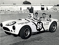 Bild: Shelby Cobra 289 (1963) - Allen Grant sitzt zusammen mit George Lucas (u.a. Star Wars) in der frisch bemalten Cobra