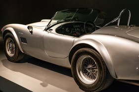 Shelby Cobra 289 (1964) - in der Ausstellung "PS:. Ich liebe Dich. Sportwagen-Design der 1950er - 1970er Jahre"